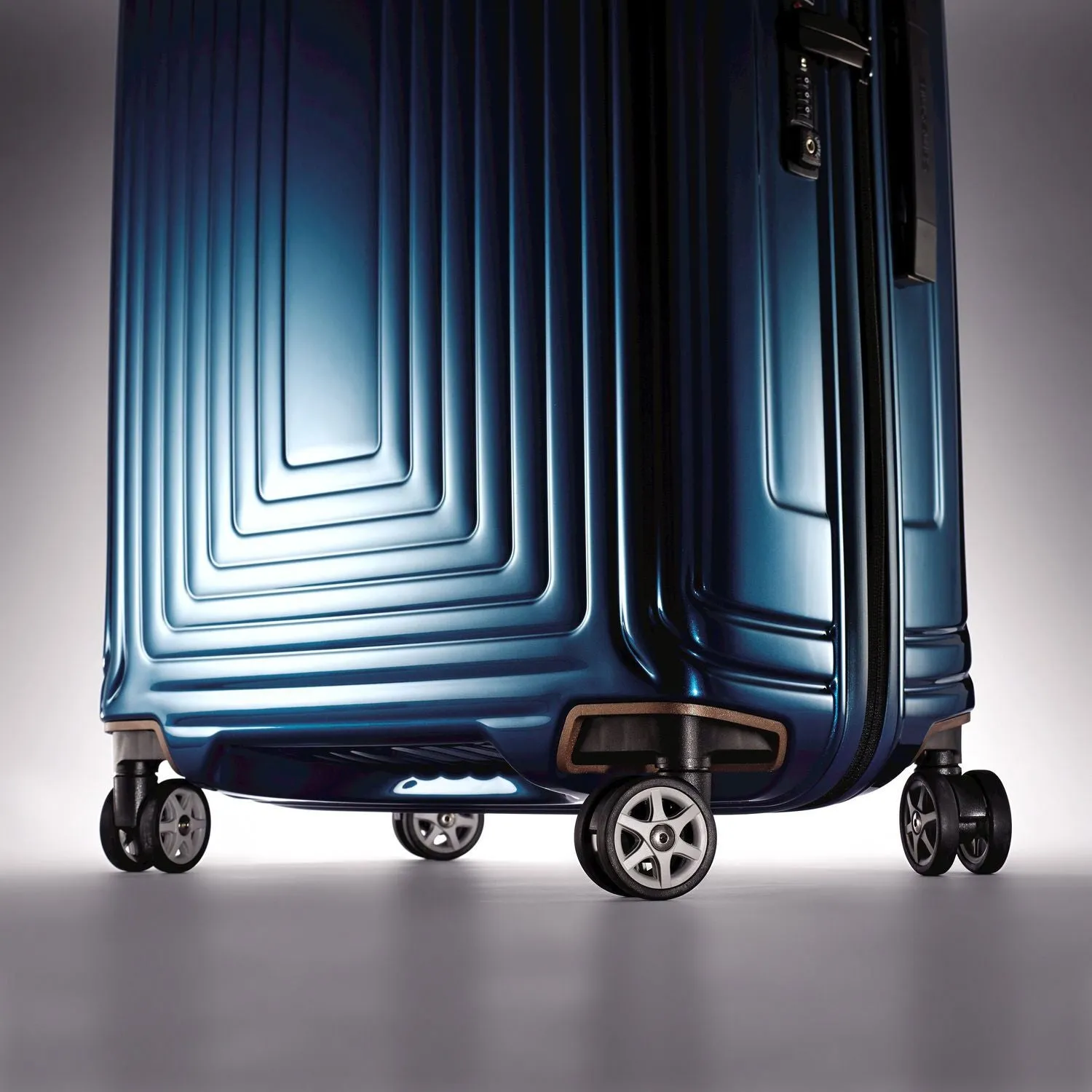 Samsonite Neopulse 28" Spinner Luggage